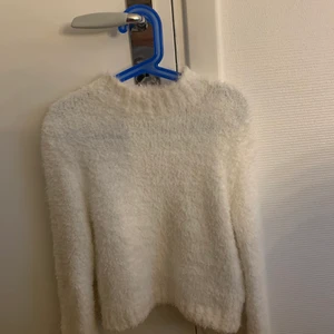 Stickad tröja - Säljer denna helt oanvända tröjan pga lite för kort för min smak. Den är i storlek S. Väldigt skön & mysig. Skriv vid funderingar eller om fler bilder önskas❤️