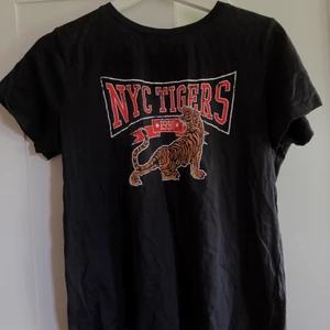 2 t-shirts med djur tryck - 2 fina t-shirts i bra skick! 1:a är i storlek M och köpt på Gina tricot. 2:a i storlek L och köpt på Nelly. Båda är lite små i storlek.☺️ Säljer båda för 30kr, eller en av dem för 20kr 