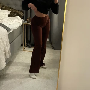 Bruna vida byxor storlek s/xs - Säljer dessa bruna vida kostymbyxorna från pretty little thing i storlek xs/s. Supersköna och stretchiga, resår i midjan. Säljer dessa för 100 kr + frakt 