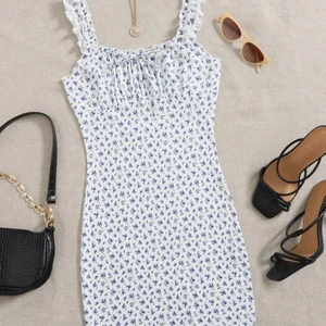 Strl S - Säljer denna superfina klänning. Säljer pga att jag rensar min garderob på saker jag inte använder. Kommer sälja allt för en billig peng för jag vill bli av med de snabbt Nypris: 80kr Mitt pris: 30kr  (Kan mötas upp i Malmö eller fraktas)