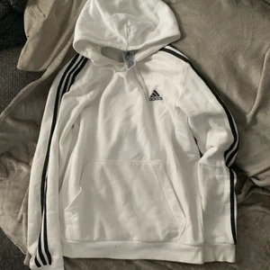 Adidas tröja  -  köpte den för kanske 2-4 månader sen knappt använd köpt på sportshoppen tror ja