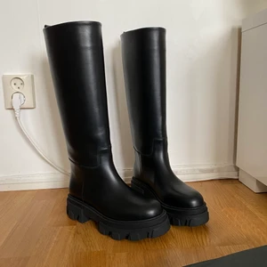 Stövlar  - Säljer mina höga svarta stövlar från Gia X Pernille Teisbaek. Storlek 37 och använda ett fåtal gånger.  Kan skicka mer bilder vid intresse. Kvitto (digitalt) och dustbag finns. Nypris 5400 kr. Endast seriösa köpare. Köpare står för frakt! 