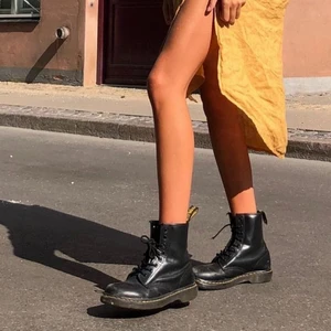Dr. Martens - (Lånad första bild) Säljer dessa coola kängor i storlek 38. De är knappt använda och säljer då de inte kommer till användning💖 nypris 2000kr. skriv privat för fler bilder!!! 