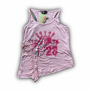 00s topp m tryck - !-50%!Söt detaljerad y2k topp med tryck, text & volang! I nyskick med tags! Står inte storlek men skulle säga xs/s!💋