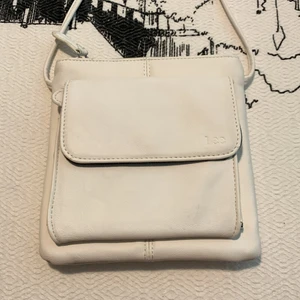 Vit väska - Legat i källaren ett tag men inte jätte använd