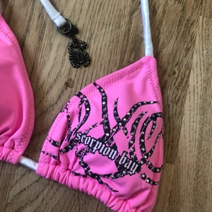 Deadstock y2k bikini set - NY! Jättecool y2k deadstock (säljs ej längre) scorpion bikini med strass och massa detaljer!! Frakt: 45kr (postnord S påse)
