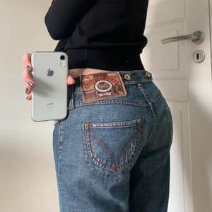 Lågmidjade jeans  - Jättefina lågmidjade jeans från Dolce & Gabbana. Köpta secondhand. Bra skick förutom en liten slitning på benet. Frakt tillkommer!  
