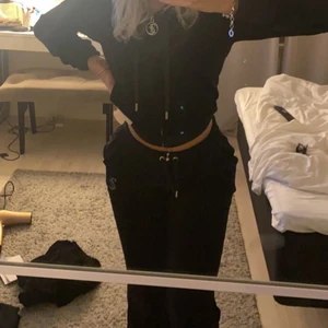 Juicy couture set  - Säljer nu mitt juicy couture set i svart (äkta), då den inte kommer till användning. Inga fel utan den är hel, då den var sparsamt använd. Storlek XS/S och jag är 167, det är bootcut längst ner 💞 skriv privat för fler bilder 🥰
