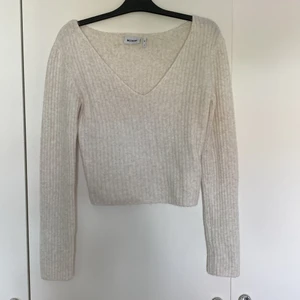 Vit V-neck top från Weekday - Vit V-Neck topp från Weekday i storlek M. Sparsamt använd.