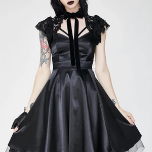 Killstar Klänning - ”Dear darkness doll” dress från Killstar. Köpte den av en tjej på Depop men har tyvärr endast kommit till användning en gång så säljer därmed vidare den. 