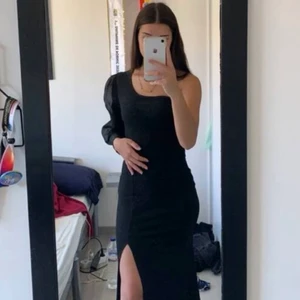 Svart oneshoulder klänning! - Snygg svart oneshoulderklänning, perfekt för nyår och andra festliga tillställningar. Endast använd vid ett tillfälle (nyår🥳), klänningen är i nyskick. Storlek M. Bilderna är lånade💕