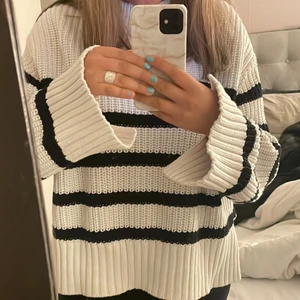 Gina tricot tröja  - Oversized randig sticka tröja ifrån Gina i storlek xs men sitter som en s. Den har slits vid händerna och på sidan av höften . 