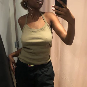 Militärgrönt linne❤️‍🩹 - Detta linnet som e öppet i ryggen❤️‍🩹❤️‍🩹