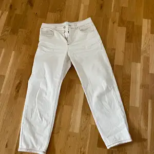 Beiga vintage baggy jeans. 90tals modell Endast använda ett par gånger. I gott skick. Köparen står för frakten.