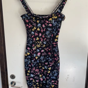 Blommig tight klänning - Blommig tight klänning i storlek S. Helt ny 
