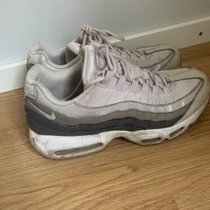 Airmax 95 beiga - Beiga Airmax 95. Använda men i gott skick! 