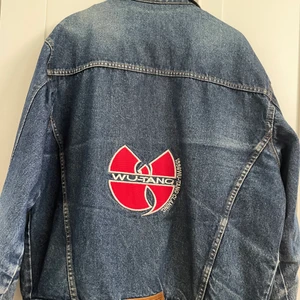Wu-Tang denim jacket - Sällsynt Wu Wear/Wu-Tang jeansjacka i fint skick.  Kan skicka fler bilder vid intresse. 