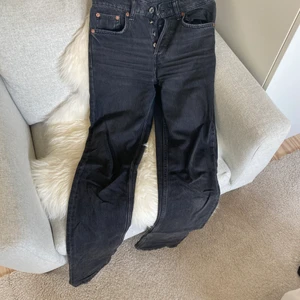 Svarta Zara Mid Rise - Säljer mina absoluta favorit byxor🎸 ett par svarta zara Mid Rise byxor i storlek 32. Dessa sitter väldigt snyggt och är otroligt bekväma. Kom privat för fler bilder. Frakt ingår inte, men priset kan diskuteras💞🫶🏼 buda på