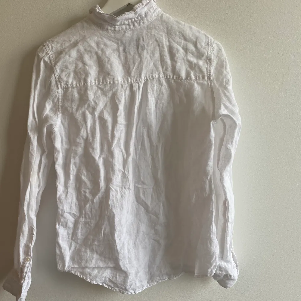 Vit linneskjorta från Gina tricot. I storlek 36. Normal passform. Frakt tillkommer.. Skjortor.