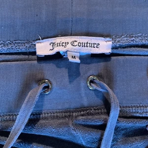 Juicy couture byxor - Ett par gråa juicy byxor, en lite äldre design utan fickor. Ena snöret är lite trasigt men annars är de i bra skick. Skriv privat för mer bilder! Köpte för 700kr och säljer nu för 349kr, men priset kan diskuteras vid snabb affär 😘