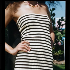 Zara klänning - Säljer denna så snygga slutsålda zara klänningen då jag inte fått så mycket användning av den! Storlek S och enbart använd 1 gång!