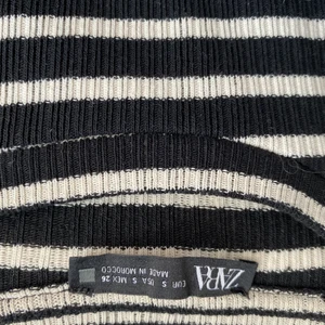 Randig zara tröja  - Randig tröja med volanger, denna tröja har jag endast använvändigt 1-2 gonger oxh den har inga fläckar eller ärr. Den är ribbad o passar till det mesta💗kom privat för att få fler bilder 