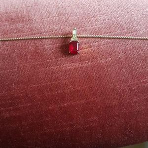 Halsband  - Vet inte om de är äkta guld halsband med diamanter  (fake)