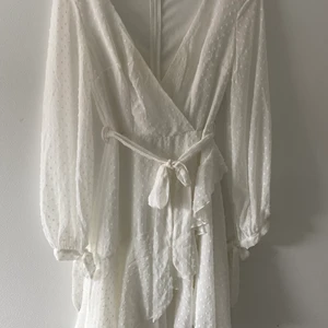 Studentklänning - Vit klänning som är köpt på Dennis maglic för ca 2 år sen men aldrig använd. Jättefin och inte genomskinlig alls!  Strl XS men mer som en S