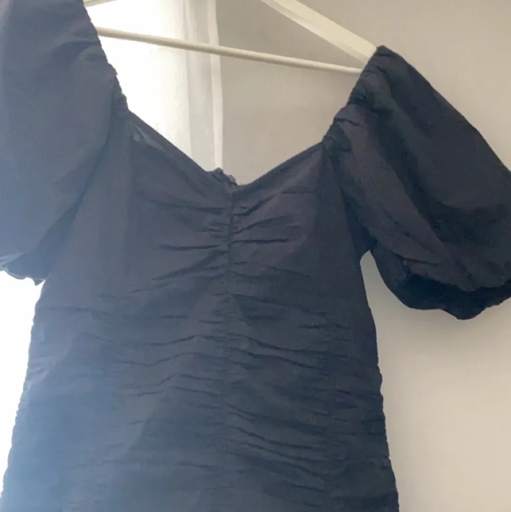Säljer denna fina klänning som helt enkelt inte kommit till andvändning❤️ original priset är 350kr jah säljer den för 180❤️. Klänningar.