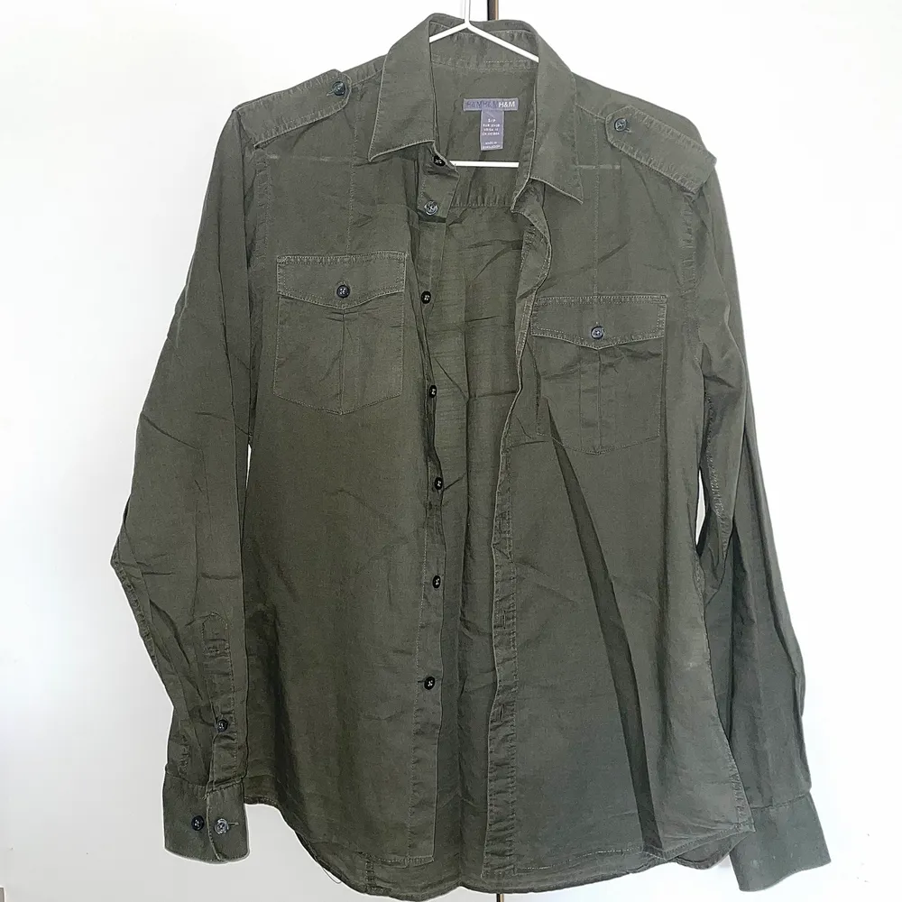 Olivgrön skjorta 🤎 använt två gånger 🤎 Jätte skönt material 100% bomull 🤎. Skjortor.