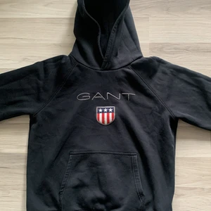 Gant  hoodie - Svart Gant hoodie stl 170. Endast använd fåtal gånger. I mycket fint skick.
