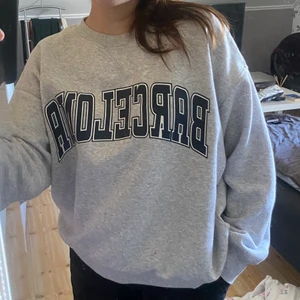 Sweatshirt - Asball sweatshirt från H&M med ”BARCELONA”-tryck. Mycket sparsamt använd.