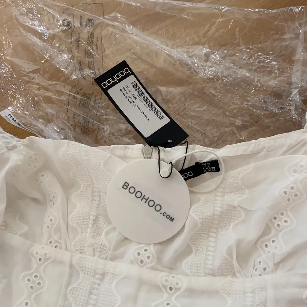Super söt vit klänning från Bohoo, aldrig använd! Köparen står för frakt! . Klänningar.