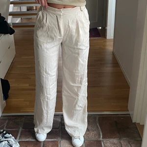 Zara byxa - Så fin tunn kostymbyxa från zara i beige. Jag är 171 cm lång dessa går till marken, detta är en xs men passar även s. Lite skrynkliga på bilden <3 