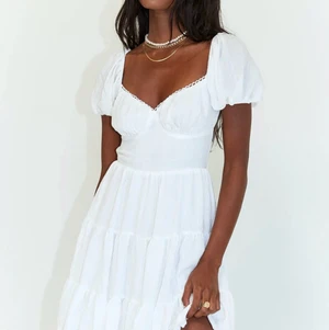 Sommarklänning  - Super fin klänning från princess polly! Storlek US 10 vilket motsvarar st 38! Endast testat, lappen finns kvar! Finns fler bilder privat💕