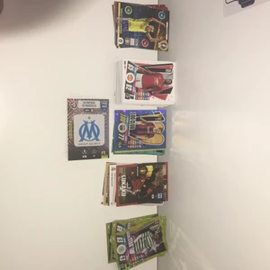 Alla fotbollskort  - 93 fotbollskort. Både glittrande och basic kort. Korten är från både Adrenalyn och Match Attax Topps 