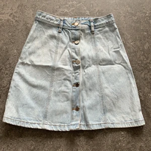 H&M kjol - I bra skick jeans kjol få tal gånger använd. Storlek 32- leverans efter överenskommelse 