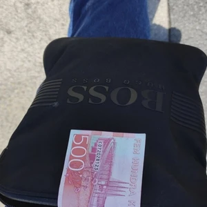 Hugo boss axelremsväska - Säljer min hugo bossväska då jag har tröttnat på den. Jag kan även byta mot en annan axelremsväska men ta gärna emot bud.