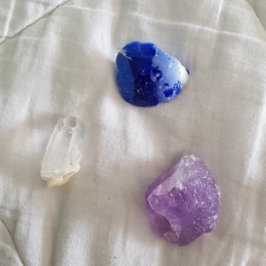 Kristaller - 3st kristaller💙 går att köpa alla tre för 45kr och försej för 25kr/st🦋 Den blåa är ca 3cm och vita är 3cm🌻 Frakt är inräknat i priset🌸 ♡DEN LILA ÄR SÅLD♡