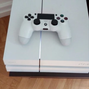 Ps4 - Knappt använd, inför hdmi kabel, ström kabel och även laddare till laddaren 