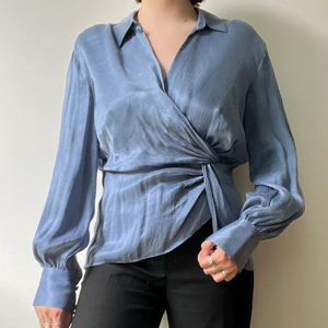 H&M trend blus - Blus från H&M trend i finaste blå färgen. 67% kupro (veganskt silke) 33% viskos. Storlek 36.