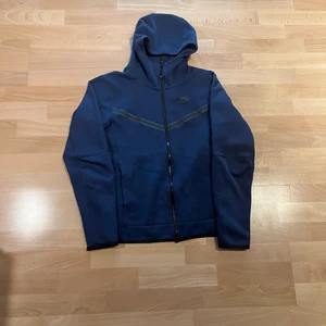 nike tech fleece - nike tech. Cond 9/10 inga defekter. mörkblå färg. Str xs stor i storleken