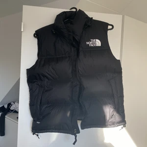 The north face  - Alldrig använd the north face väst i bra skick, storlek M i dam modell. Säljs för 1500