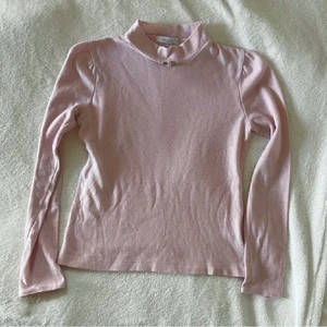 Rosa, lila söt topp från japanska MILK - Ljuslila tröja från japanska märket MILK, imponerad från Japan. Mjukt och jätteskönt material, använd men i fint skick. Har fått ta bort lite strass runt halsen samt handlederna då de inte klarade tvättmaskinen. Passar en XS. 