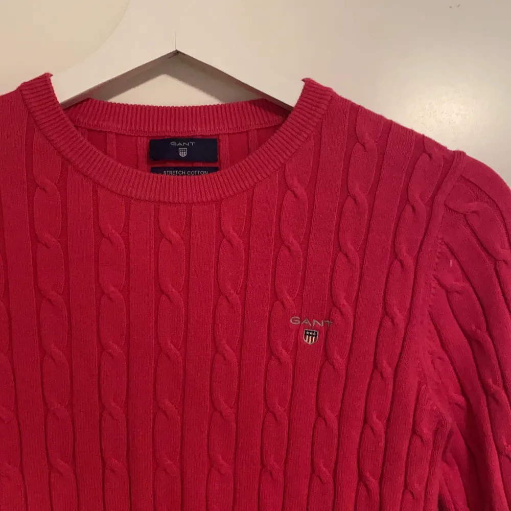 Rosa kabelstickad gant tröja, använd fåtal gånger men är i nyskick. Svårt att få korrekta färgen på bild, den är mer cerice i verkligheten och har en något varmare färg än på bilden. Tröjor & Koftor.