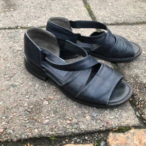 Skinnskor - Svarta sandaler från det italienska märket torretti. Äkta skinn. Välanvända. 