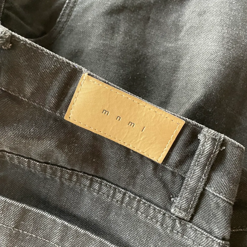 Croppade Jeans från märket MNML LA. Svarta stilrena byxor som är croppade. Vida  och straight cut. Jeans & Byxor.