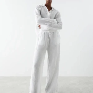 Linne byxor  - Super fina linnebyxor från Gina tricot som är slutsålda säljer pga att dom är aldeless för långa för mig. Man kan ha dom både höga och mid waist. Frakten ligger på 69kr och ingår INTE i priset, buda från 200+frakt eller köp direkt för 260+frakt.