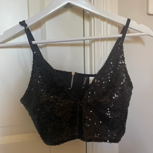 Svart glittrig top från h&m - Svart glittrig top från hm, nyskick. Säljes för 40 kr + frakt