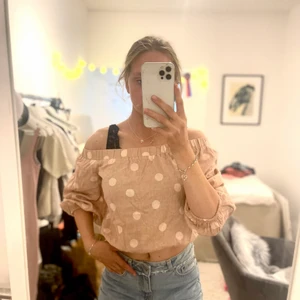 Söt topp - Söt topp med halvlånga ärmar och vita prickar 